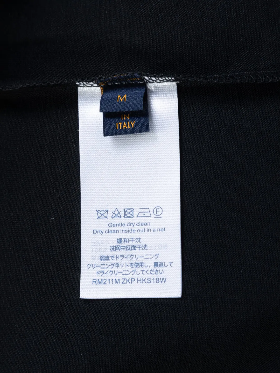 🅿️190 Louis Vuitton 1V LV lv slightly wide version S-XL LV 26ss new products are available at counters at the same time. Multiple craftsmanship Snow Mountain🏔️Ski⛷️Flocked Foam Print Ski⛷️ series T-shirts, the front foam print combines snow mountains, forests and abstract cracks, with the LV logo hidden, full of artistic sense. Round neck short-sleeved T-shirt, same style for men and women! Consigned to one-to-one creation. Synchronized with the official website, pure cotton fabrics at the counter! It is close to the skin and comfortable, durable and easy to wear. It has a classic and simple logo design and meticulous original craftsmanship. Short-sleeves, a must-have item for men, do not appear to be the same for the general public, but must be unique and eye-catching. This LV short-sleeve is all about quality, comfort, the same shape and fashion as always, including fabrics and cutting techniques. All of them have been made with great effort! 320 grams of washed pure cotton fabric, pure cotton is breathable, very refreshing and comfortable for daily wear. The rib knitting on the neckline is smooth and tight, and the neckline will not be skewed if you toss it at will. The loose version, you will find that it looks really good on the upper body. The overall is minimalist and neat, super versatile for daily use! Pair it casually with a pair of pants for a youthful look. A T-shirt will make your outfit crazy. It is a fashionable item that can never go wrong! Color: Black White Size: S-XL Size chart: S: Shoulder width 50-Bust 56-Length 70 M: Shoulder width 52-Bust 57-Length 72 L: Shoulder width 54-Bust 59-Length 74 XL: Shoulder width 56-Bust 62-Length 76